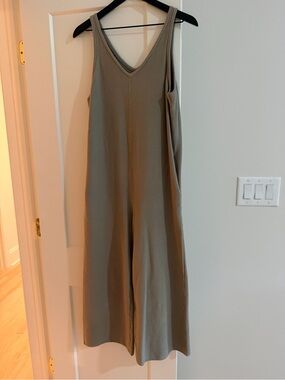 Demylee New York Sleeveless V-Neck Cropped Jumpsuit in green/gray
